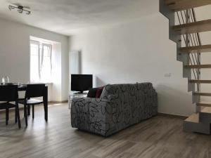 een woonkamer met een bank en een tafel bij Appartamento "Via Ferrata" - aut SUAP 16836 in Mori