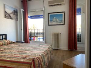 Postel nebo postele na pokoji v ubytování Hôtel Belle Vue d'Angleterre