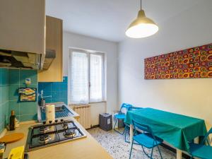 kuchnia ze stołem i krzesłami w kuchni w obiekcie La Casa di Frida w mieście Vernazza