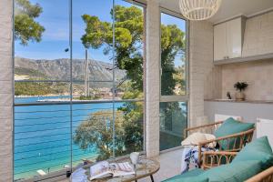 Habitación con ventana grande con vistas al agua. en Hedera Estate, Hedera A3, en Dubrovnik