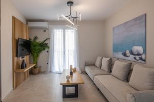 a living room with a couch and a table at Moncasa Al centro in Lixouri