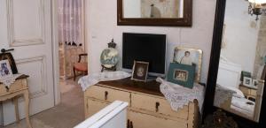 Televízia a/alebo spoločenská miestnosť v ubytovaní Villa Athina - Irene Country House