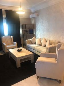 un salon avec un canapé et une table basse dans l'établissement Beautiful apartment near downtown N 40, à Tanger