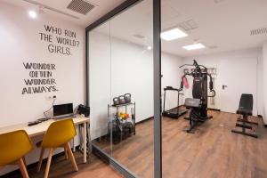 The fitness centre and/or fitness facilities at Hostelle - Women only hostel Barcelona