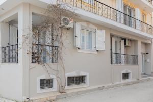 a white building with windows and balconies at Moncasa Al centro in Lixouri