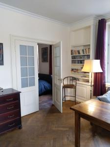 a living room with a couch and a table at Apartment Castle Square z widokiem na Plac Zamkowy i Zamek Królewski in Warsaw