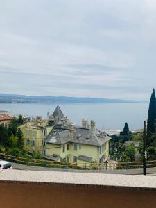 Blick auf eine Stadt mit Häusern und Wasser in der Unterkunft Apartment Villa Ana in Opatija