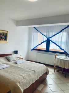 ein Schlafzimmer mit zwei Betten und einem Fenster in der Unterkunft Apartment Villa Ana in Opatija