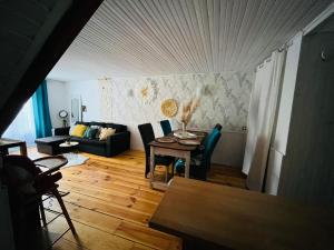 Posezení v ubytování Le gîte de la vallée du Douctouyre