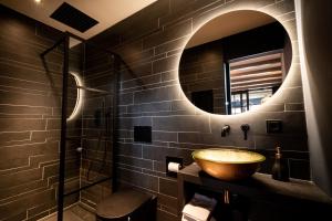 a bathroom with a sink and a mirror at B&B De Edelsmederij in Schoonhoven