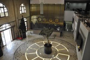 CONNECT THERMAL HOTEL في أنقرة: لوبي مع طاولة عليها نبات