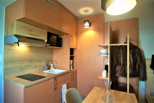 Η κουζίνα ή μικρή κουζίνα στο Apparthotel Torcy