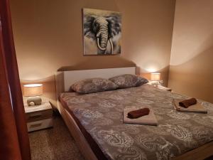 een slaapkamer met een bed met twee hoeden erop bij Apartment Lilly in Kali