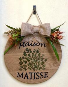 un cartello di legno con il nome di un errore bordeaux di Maison Matisse a Siracusa