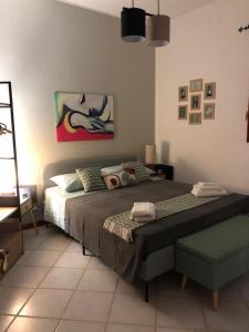 una camera con un grande letto di Maison Matisse a Siracusa