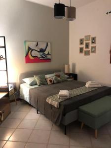 una camera da letto con un letto grande in una stanza di Maison Matisse a Siracusa