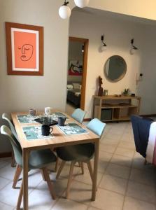 una sala da pranzo con tavolo e sedie in legno di Maison Matisse a Siracusa