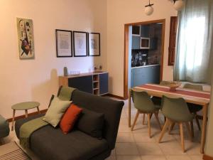un soggiorno con un divano e un tavolo di Maison Matisse a Siracusa