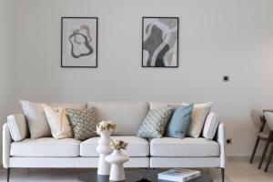 una sala de estar con un sofá blanco con almohadas en Résidence Omigna en Cargèse