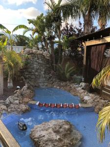 Výhled na bazén z ubytování Chalet Relax con piscina privada nebo okolí