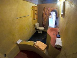 Bilik mandi di Authentic riad & activities Erg