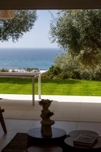 un vaso su un tavolo di fronte a una vista sull'oceano di Résidence Omigna a Cargèse