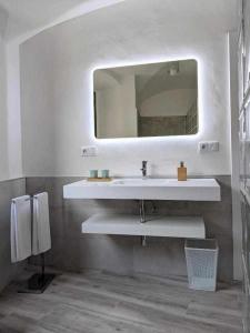 y baño con lavabo y espejo. en Torre del Postigo By KubiK, en Cáceres