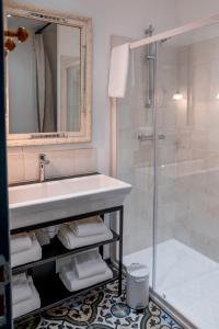 a bathroom with a sink and a shower at Maison Gaspard - Suites et appartements de charme à Saumur in Saumur