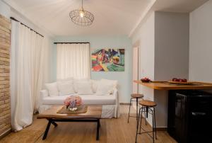 Area tempat duduk di Studio Costele Luxurious apt in the heart of Corfu
