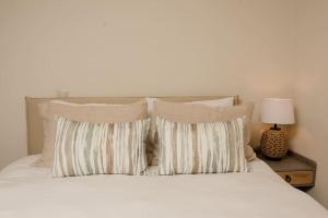 Tempat tidur dalam kamar di Studio Costele Luxurious apt in the heart of Corfu
