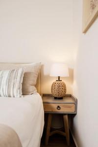 Tempat tidur dalam kamar di Studio Costele Luxurious apt in the heart of Corfu