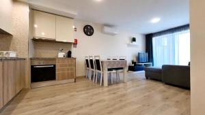 una cucina e un soggiorno con un tavolo e un divano di Elite Residence 2C a Portimão