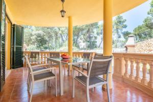 een eetkamer met een tafel en stoelen op een balkon bij Villa Del Mar Mondrago in Palma de Mallorca