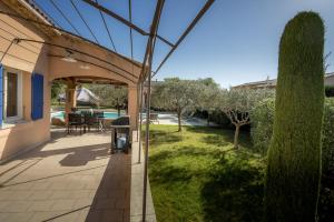 - une vue sur l'arrière-cour depuis la terrasse d'une maison dans l'établissement La Rose Des Vents, à Modène