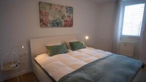 Un pat sau paturi într-o cameră la Sunnyside Apartment in the City Center