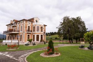 a large house with a garden in front of it at POSADA SEMILLA in La Abadilla
