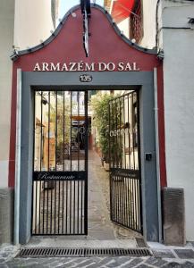 einen Eingang zu einem Geschäft mit einem schwarzen Tor in der Unterkunft Tanoeiros Studios in Funchal