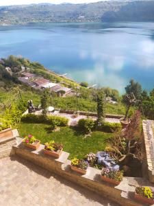 vista su un grande bacino d'acqua con alcune piante di Giardino sul Lago con vasca Idromassaggio Jacuzzi a Castel Gandolfo