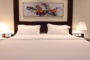 Postel nebo postele na pokoji v ubytování Quiet Dreams - Serviced Apartments King abdul Aziz Street Branch