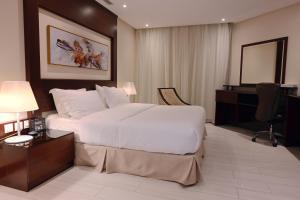 Postel nebo postele na pokoji v ubytování Quiet Dreams - Serviced Apartments King abdul Aziz Street Branch