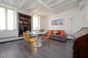 salon ze stołem, krzesłami i kanapą w obiekcie Corallo Apartment w Rzymie