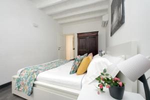 Łóżko lub łóżka w pokoju w obiekcie Corallo Apartment