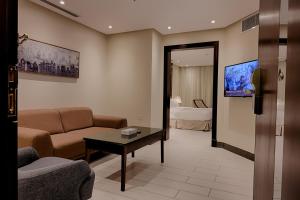 TV a/nebo společenská místnost v ubytování Quiet Dreams - Serviced Apartments King abdul Aziz Street Branch