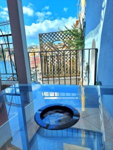 un bagno con servizi igienici su un balcone. di Monolocale Azzurro Procida a Procida