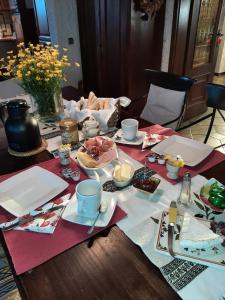 a table with food and cups on top of it at gemütliche Unterkunft mit kleiner Treppe verbunden und Dachterrasse in Rheinstetten