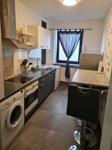 una cocina con fregadero y lavadora en Alex, en Kassel