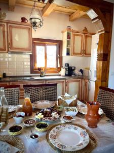 una cocina con una mesa con platos de comida. en Pensiunea Agroturistica Casa Pribegilor, en Breb