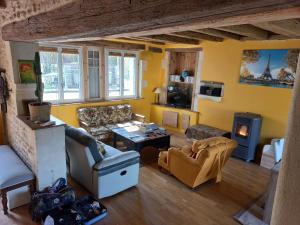 sala de estar con muebles y chimenea en Le Moulin d'Errol, en Saint-Jean-dʼAngély