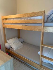 Cette chambre dispose de lits superposés et d'une échelle. dans l'établissement La Mer et la Plage au bout du parc Appartement 4 couchages avec jardin, à La Grande Motte