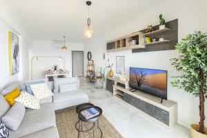 Galería fotográfica de Lovely 3-bedroom apartment in Prokymea court en Limassol